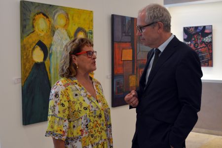 zu sehen ist die Künstlerin im Gespräch mit Landrat Müller 